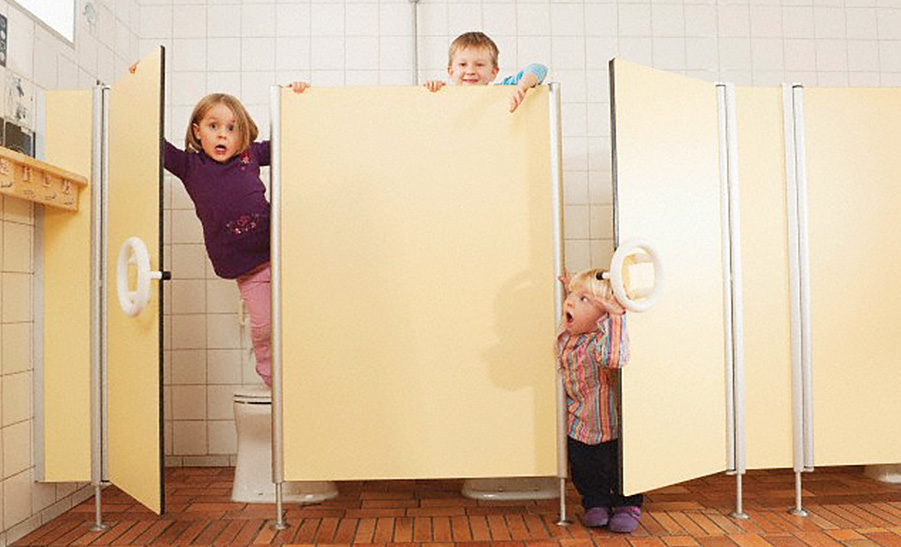 Kinder im Waschraum einer Kita