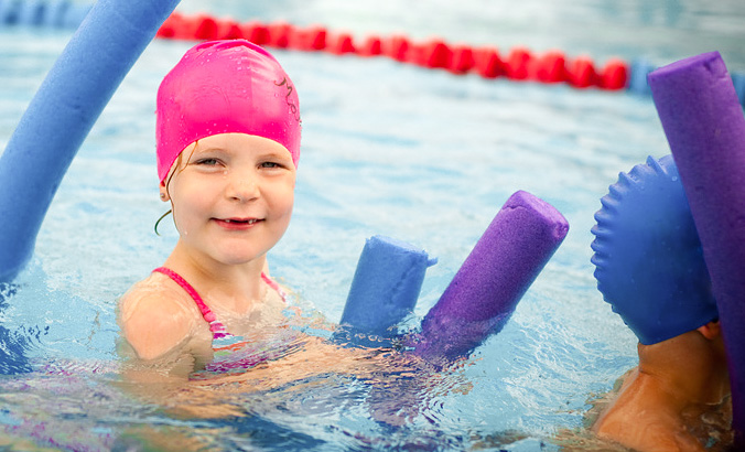 Mädchen lernt schwimmen