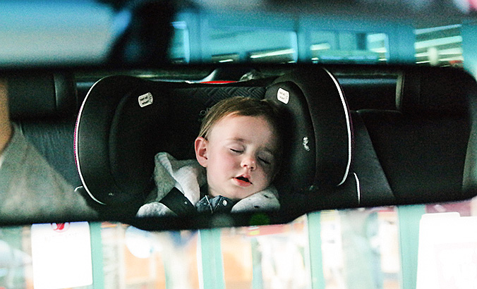 Baby schläft sicher angeschnallt im Kindersitz