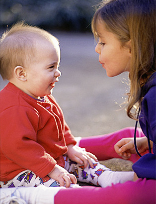 Mädchen spricht mit Baby