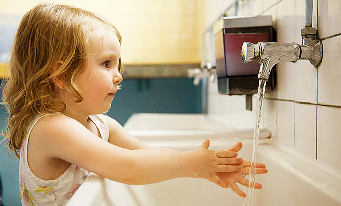 Mädchen wäscht sich die Hände