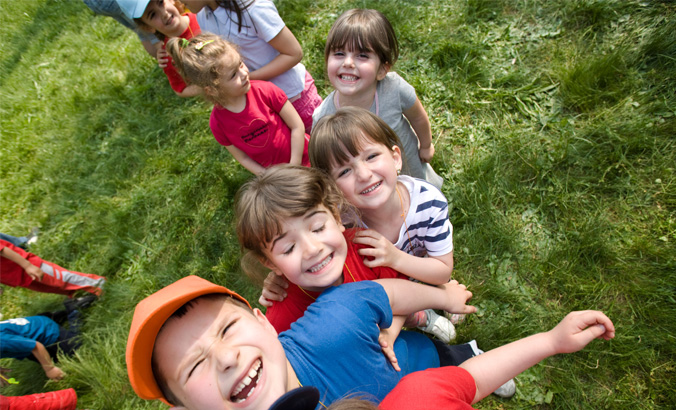Eine Gruppe Kinder spielt auf dem Rasen