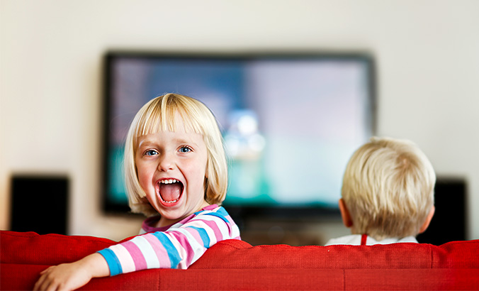 Kinder schauen Fernsehen