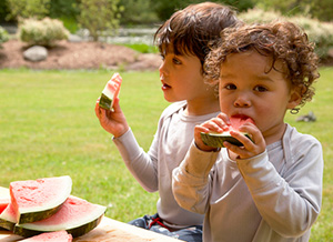 Kinder essen Wassermelone