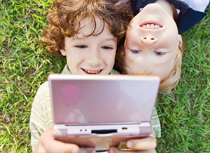 Zwei Kinder mit Spielekonsole