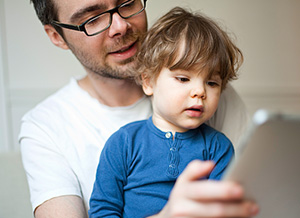 Vater und Kind an Tabletcomputer
