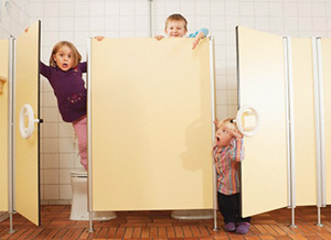 Kinder im Waschraum einer Kita