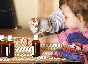 Kleines Mädchen lässt Allergietest durchführen