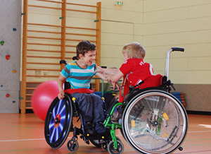 Zwei Kinder betreiben Sport im Rollstuhl