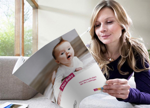 Frau liest in der Broschüre " Das Baby"