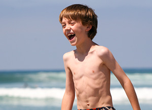 Untergewichtiges Kind am Strand