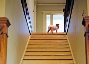 Baby klettert auf Treppe