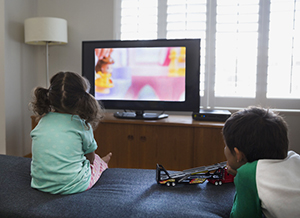 Kinder schauen sich einen Trickfilm im Fernsehen an