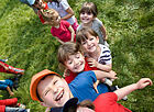 Eine Gruppe Kinder spielt auf dem Rasen
