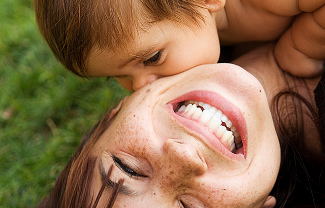 Baby mit lachender Mutter