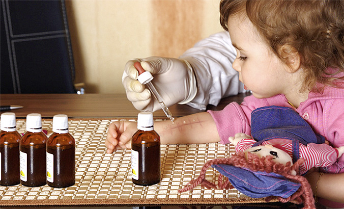Kleines Mädchen lässt Allergietest durchführen