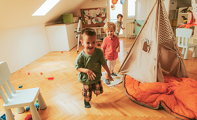 Kinder spielen gemeinsam im Kinderzimmer