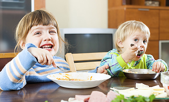 Kinder essen gemeinsam