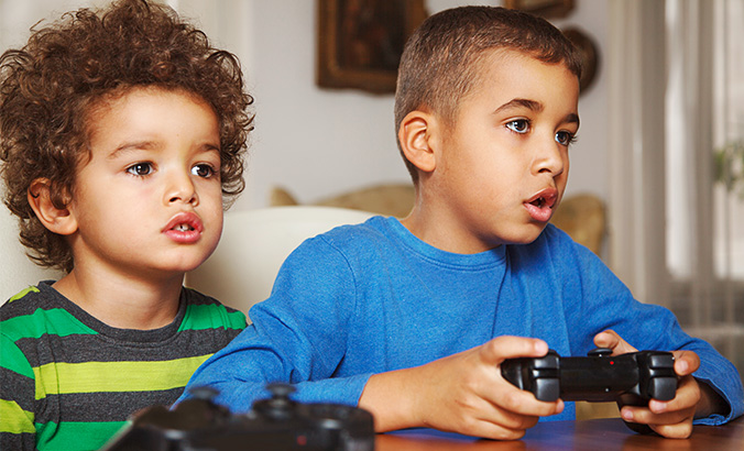 Zwei Jungs spielen mit einer Spielekonsole