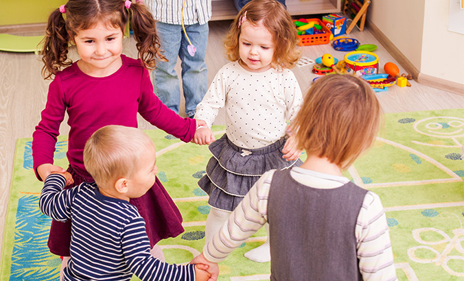 Kinder spielen gemeinsam