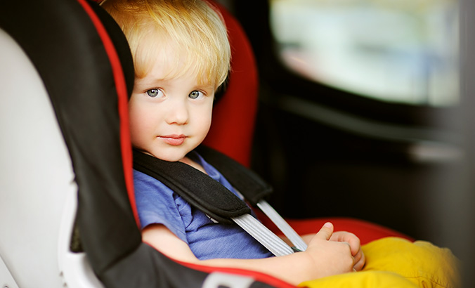 Auch auf kurzen Strecken Kinder im Auto richtig sichern