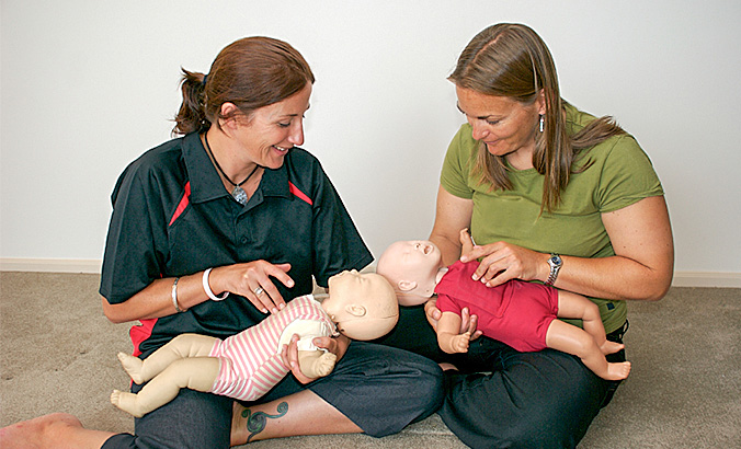 Mütter beim Erste Hilfe Kurs