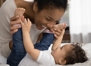 Mutter spielt mit Baby