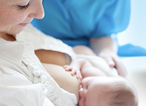 Mutter mit Baby auf dem Arm