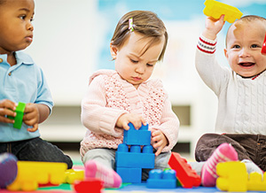 Drei spielende Kleinkinder