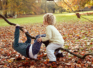 Kinder spielen im Freien