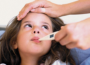 Mädchen mit Fieberthermometer im Mund