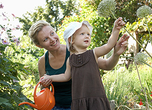 Mutter und Tochter im Garten