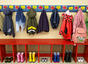 Kleidung an Kindergarderobe