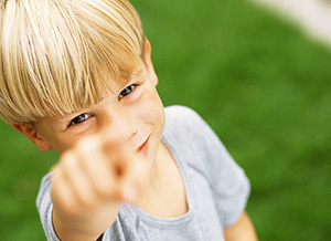 Junge zeigt auf den Betrachter