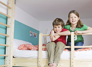 Kinder sitzen auf Hochbett