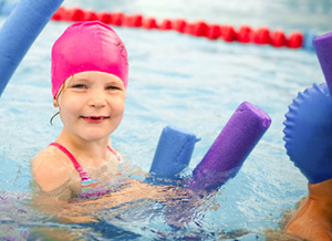 Mädchen lernt schwimmen