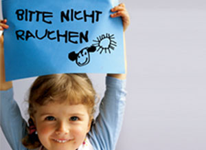 Kind hält "Nicht rauchen" Schild hoch