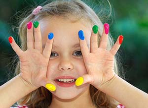 Mädchen zeigt bemalte Finger