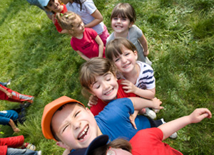 Eine Gruppe Kinder spielt auf dem Rasen
