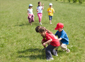 Kinder spielen auf dem Rasen
