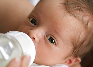 Baby trinkt Flaschenmilch