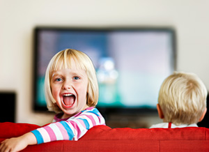 Kinder schauen Fernsehen