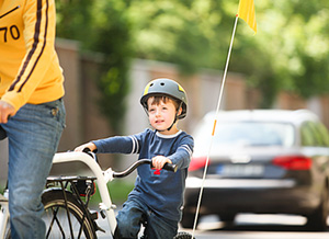 Kleiner Junge fährt Fahrrad