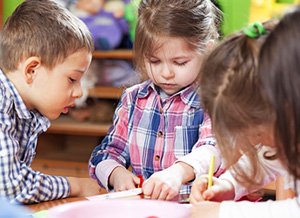 Spielende Kinder im Kindergarten