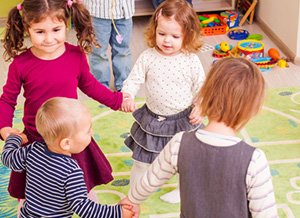 Kinder spielen gemeinsam