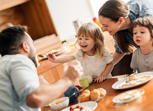 Familie frühstückt gemeinsam