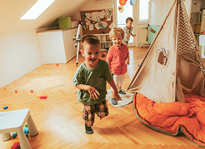 Kinder spielen gemeinsam im Kinderzimmer