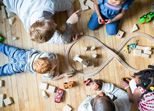 Kinder spielen mit Spielzeug