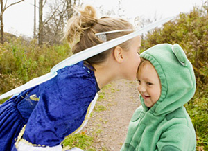 Verkleidete Kinder spielen miteinander