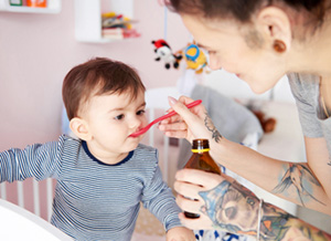Kind bekommt von seiner Mutter Arzneimittel verabreicht